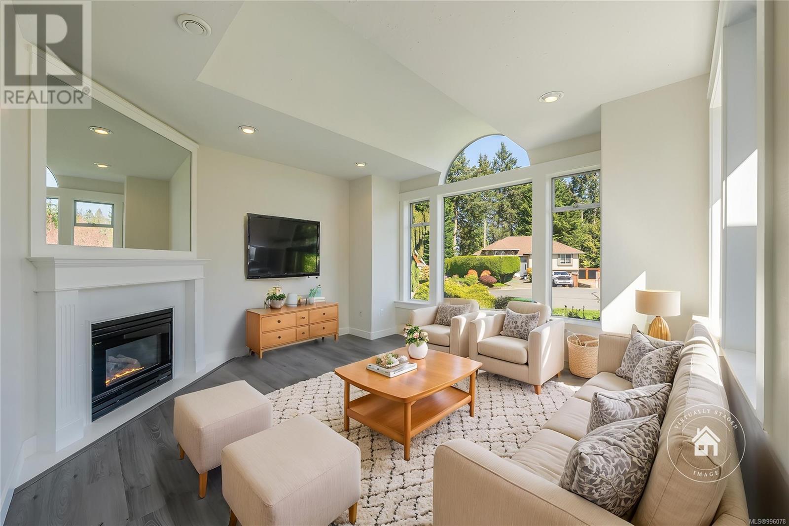 Property at 704 Sutton Pl image 3