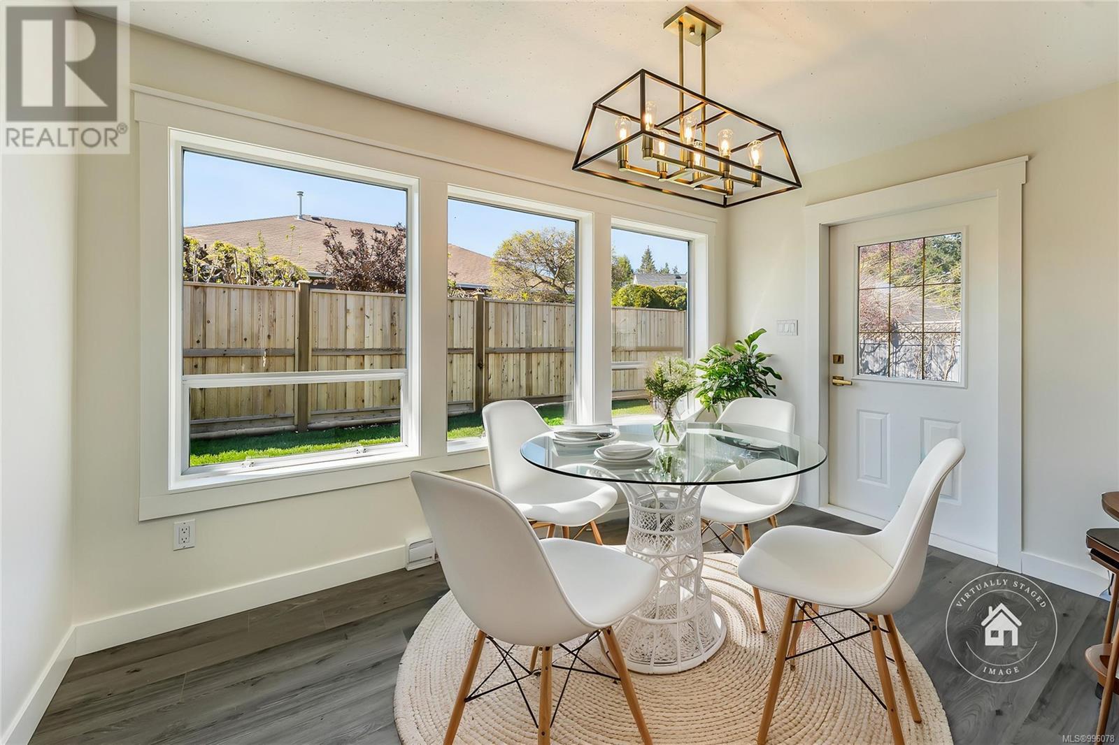 Property at 704 Sutton Pl image 4