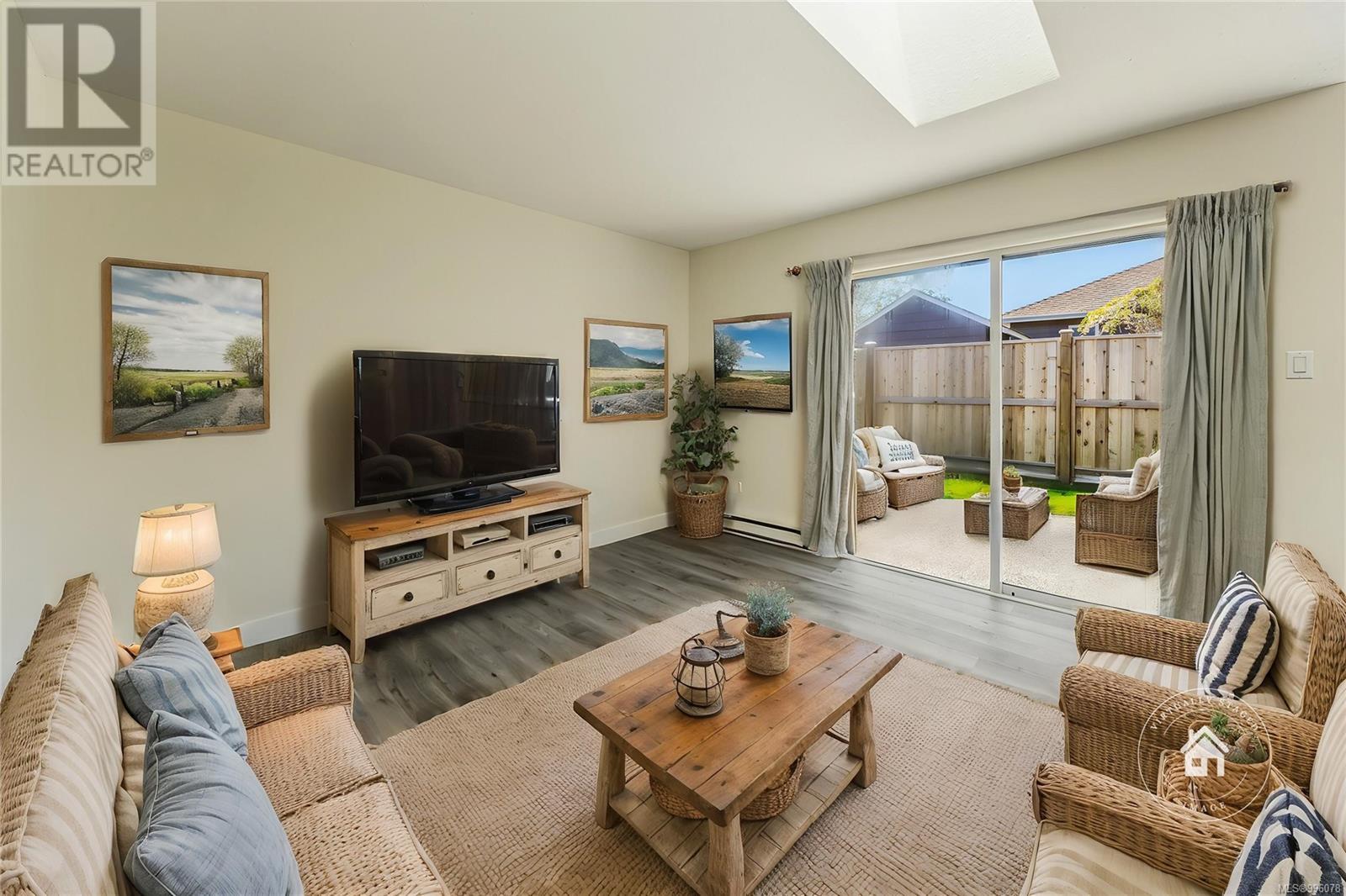 Property at 704 Sutton Pl image 5