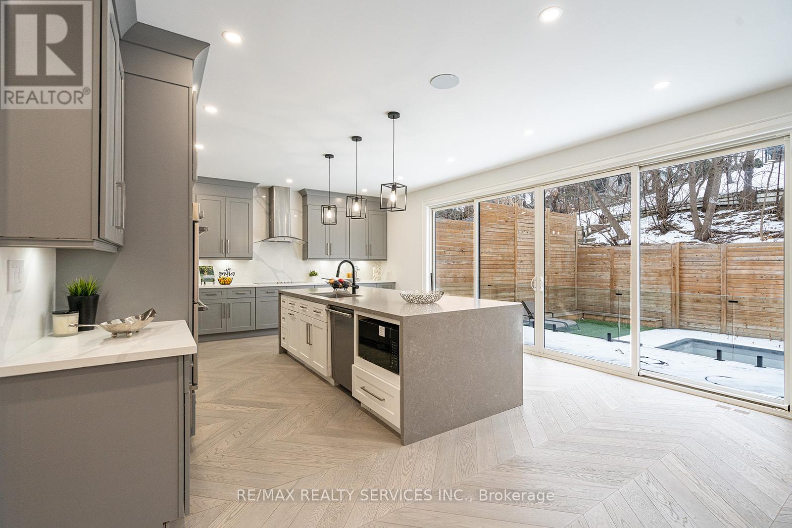 3 Bonnyview Drive, Toronto, Ontario  M8Y 3G5 - Photo 8 - W12099641