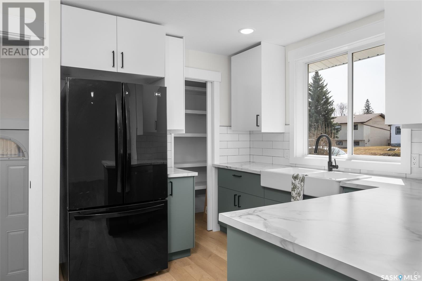 Property at 736 3rd STREET E image 3