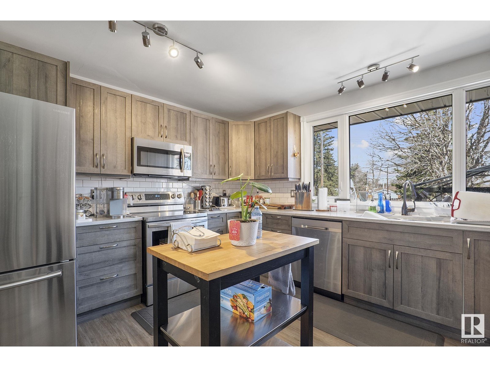 Property at 7936 89 AV NW NW image 4