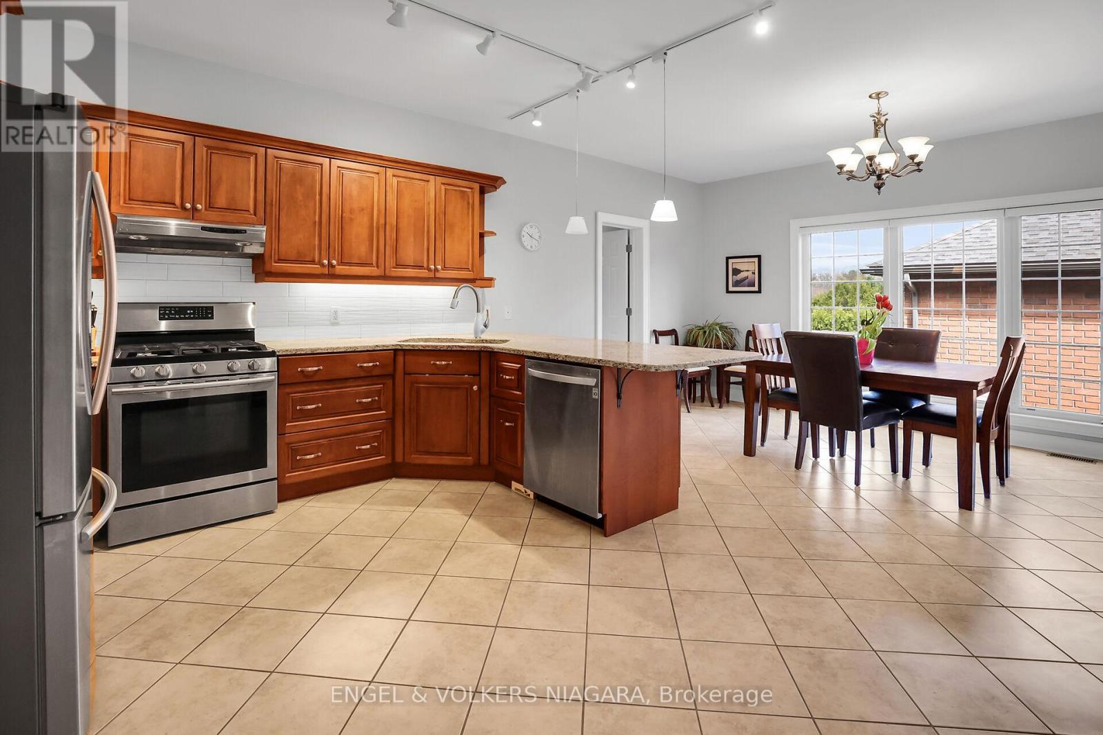 28 Cherry Ridge Boulevard N, Pelham, Ontario  L0S 1C0 - Photo 6 - X12099704