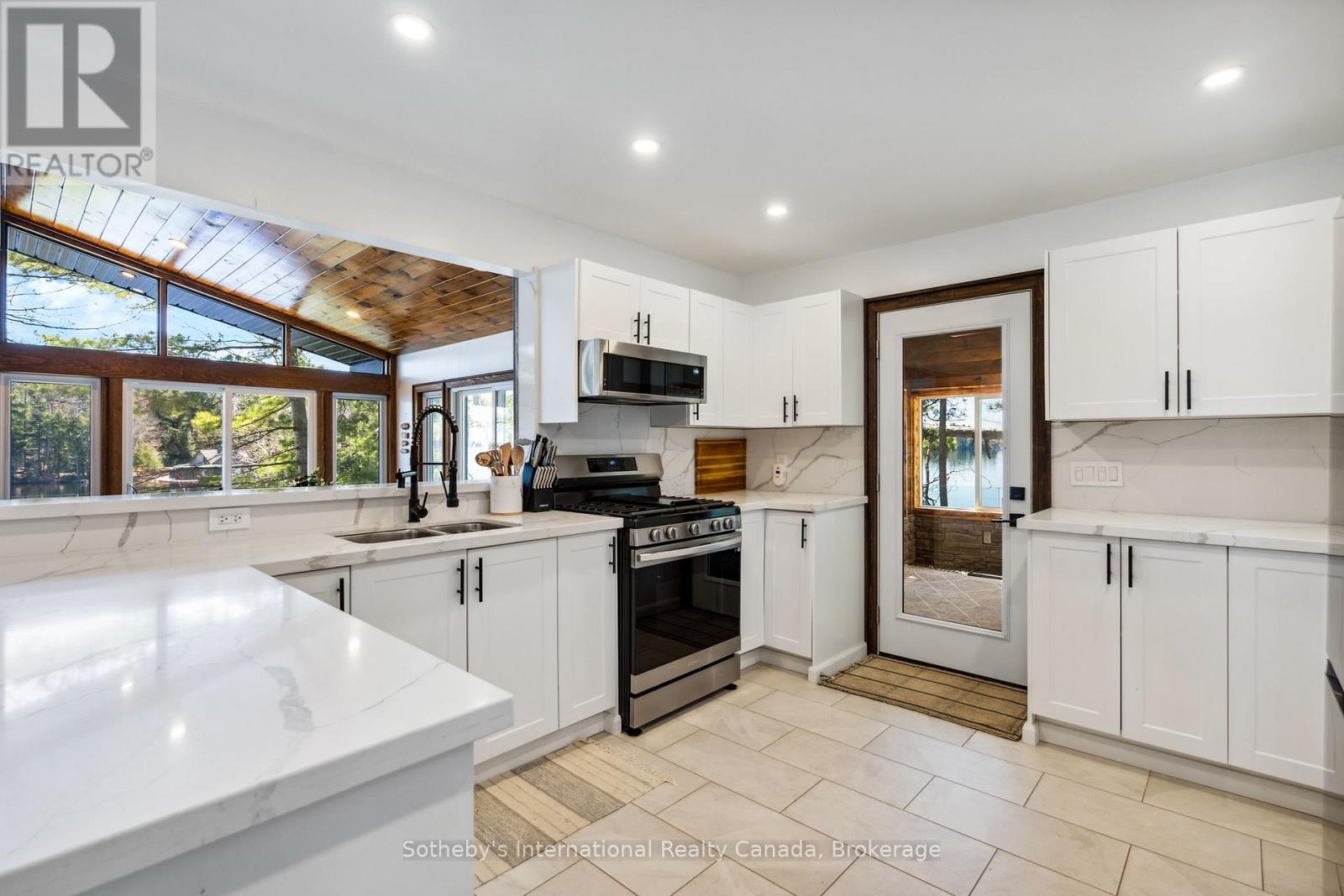 29 Beachgrove Island 33lm, Gravenhurst, Ontario  P1P 1R2 - Photo 5 - X12030072