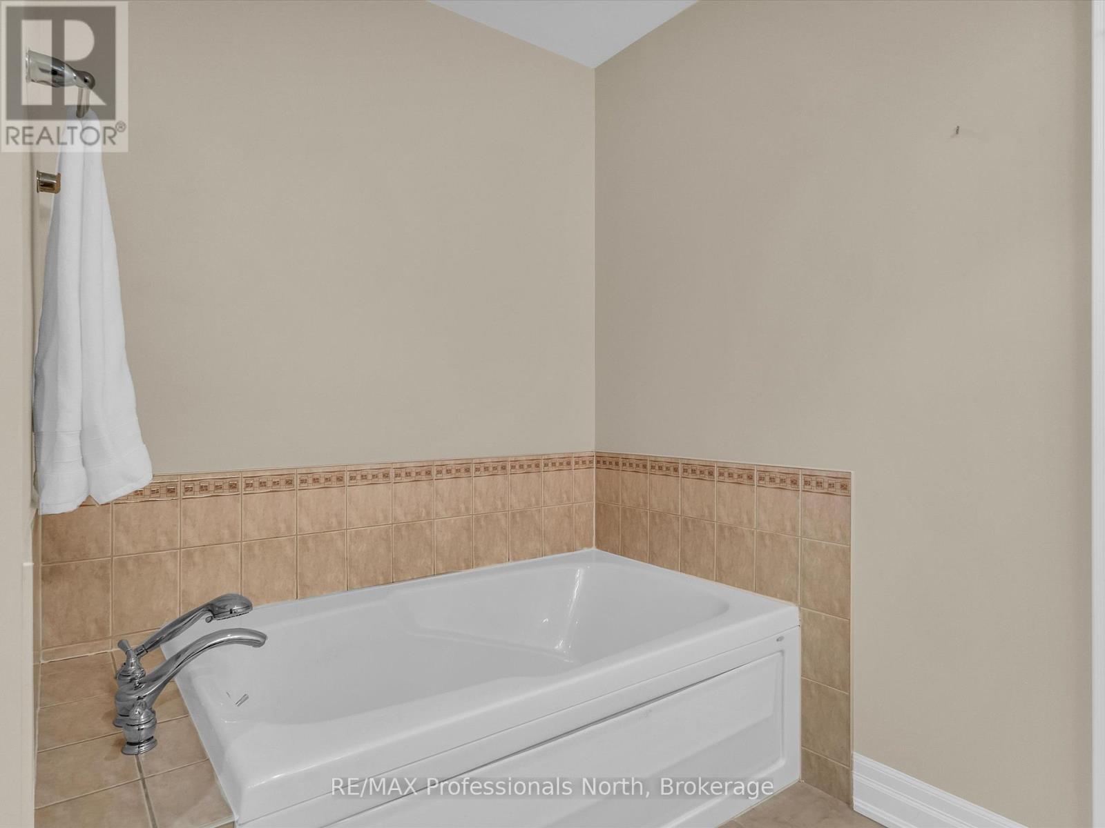 305 - 130 Steamship Bay Road, Gravenhurst, Ontario  P1P 1Z9 - Photo 18 - X12092431
