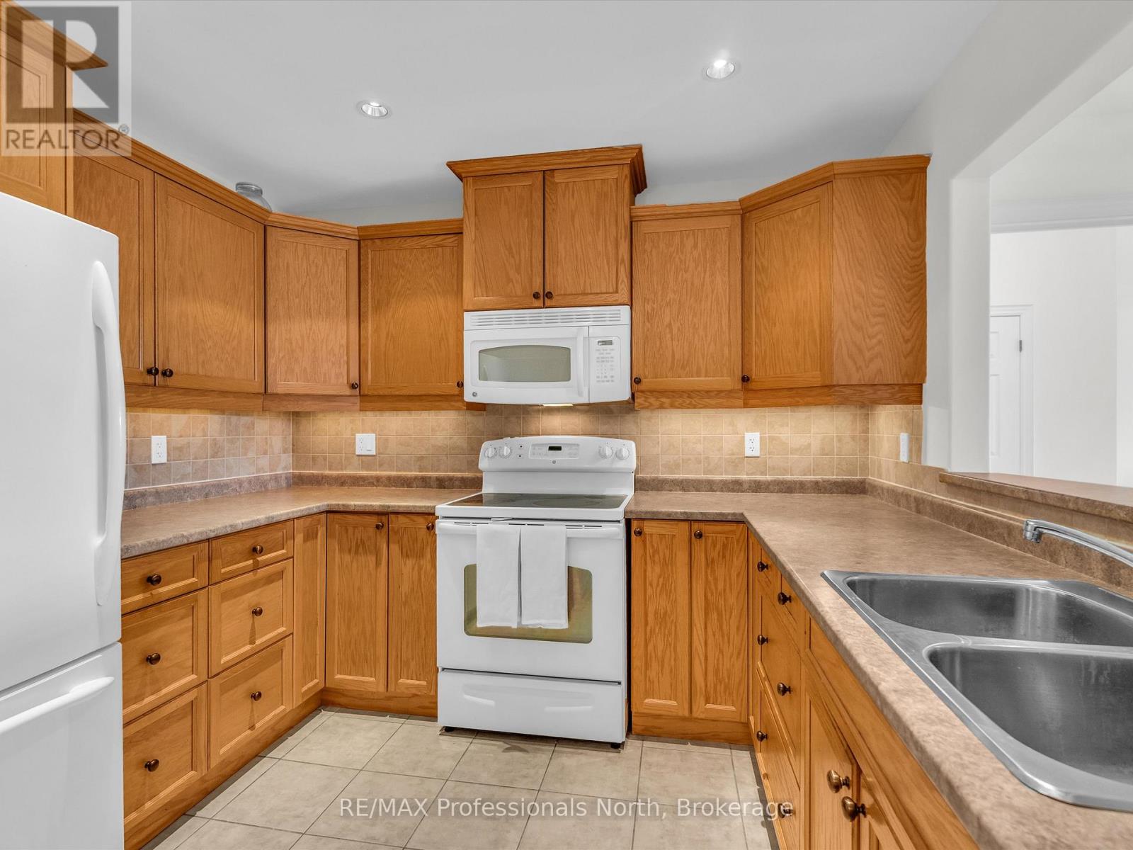 305 - 130 Steamship Bay Road, Gravenhurst, Ontario  P1P 1Z9 - Photo 12 - X12092431