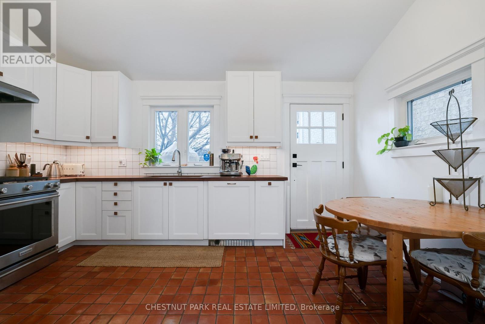 9 Avon Crescent, Toronto, Ontario  M6N 2G8 - Photo 7 - W12084175