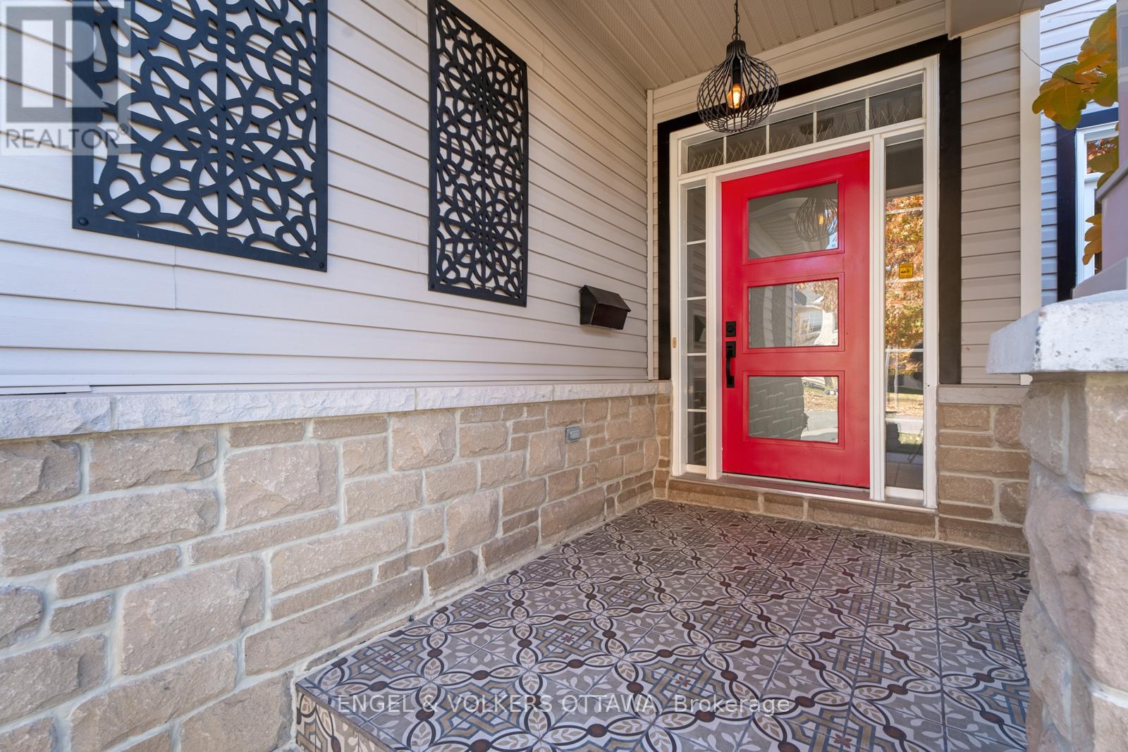 Property at 341 SHADEHILL CRESCENT image 3