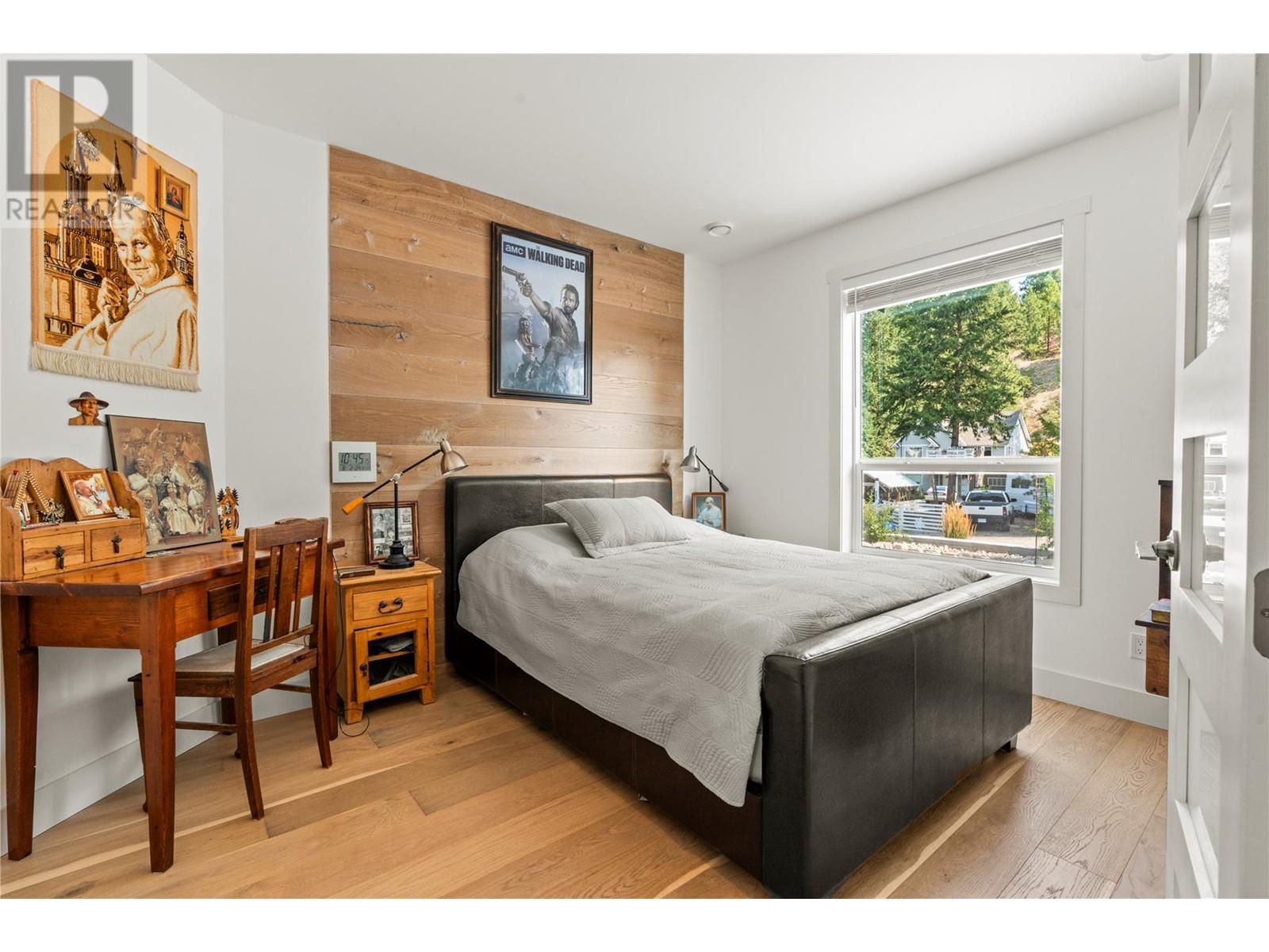 Property at 335 Evergreen Way image 3