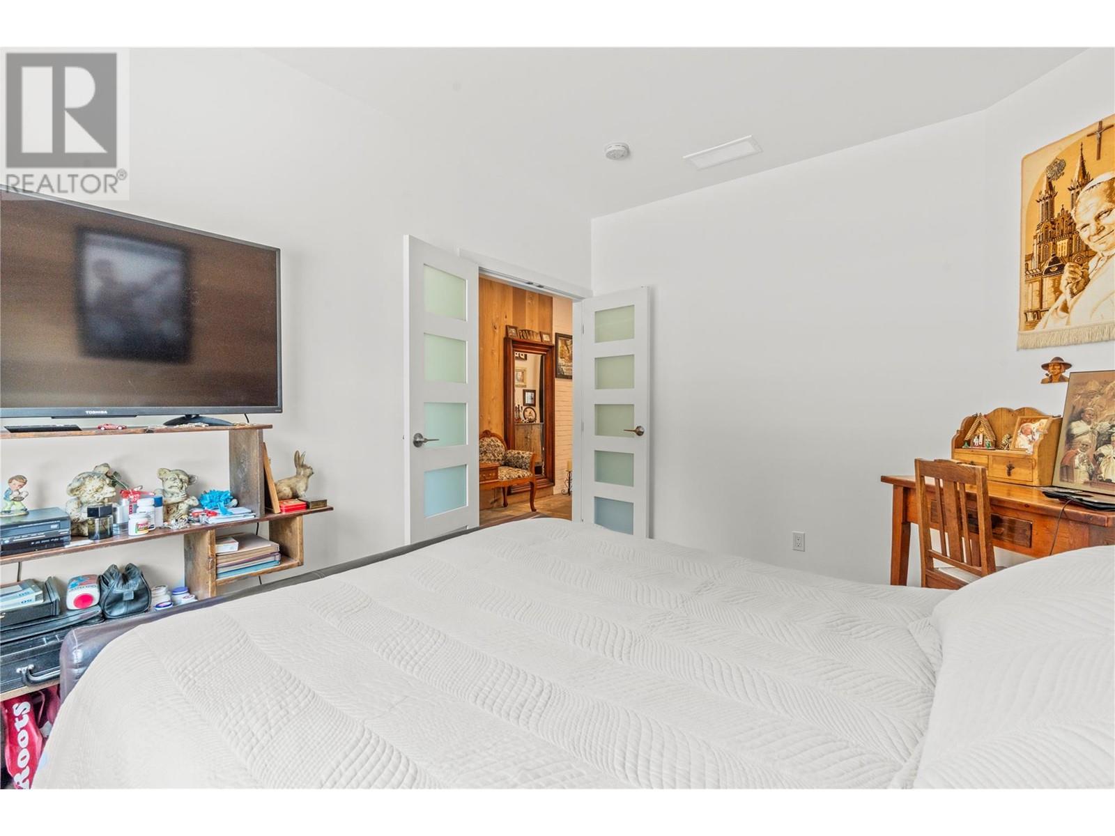 Property at 335 Evergreen Way image 4