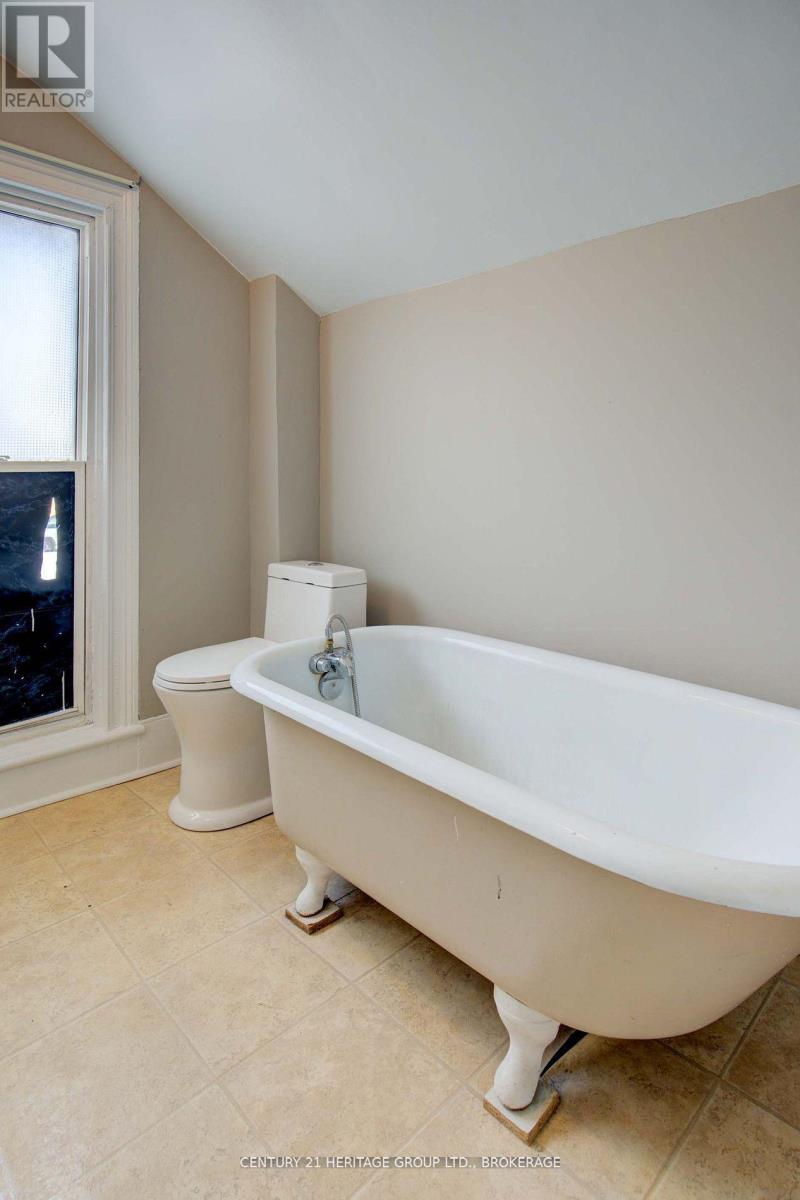 243 King Street E, Gananoque, Ontario  K7G 1G4 - Photo 11 - X12099812
