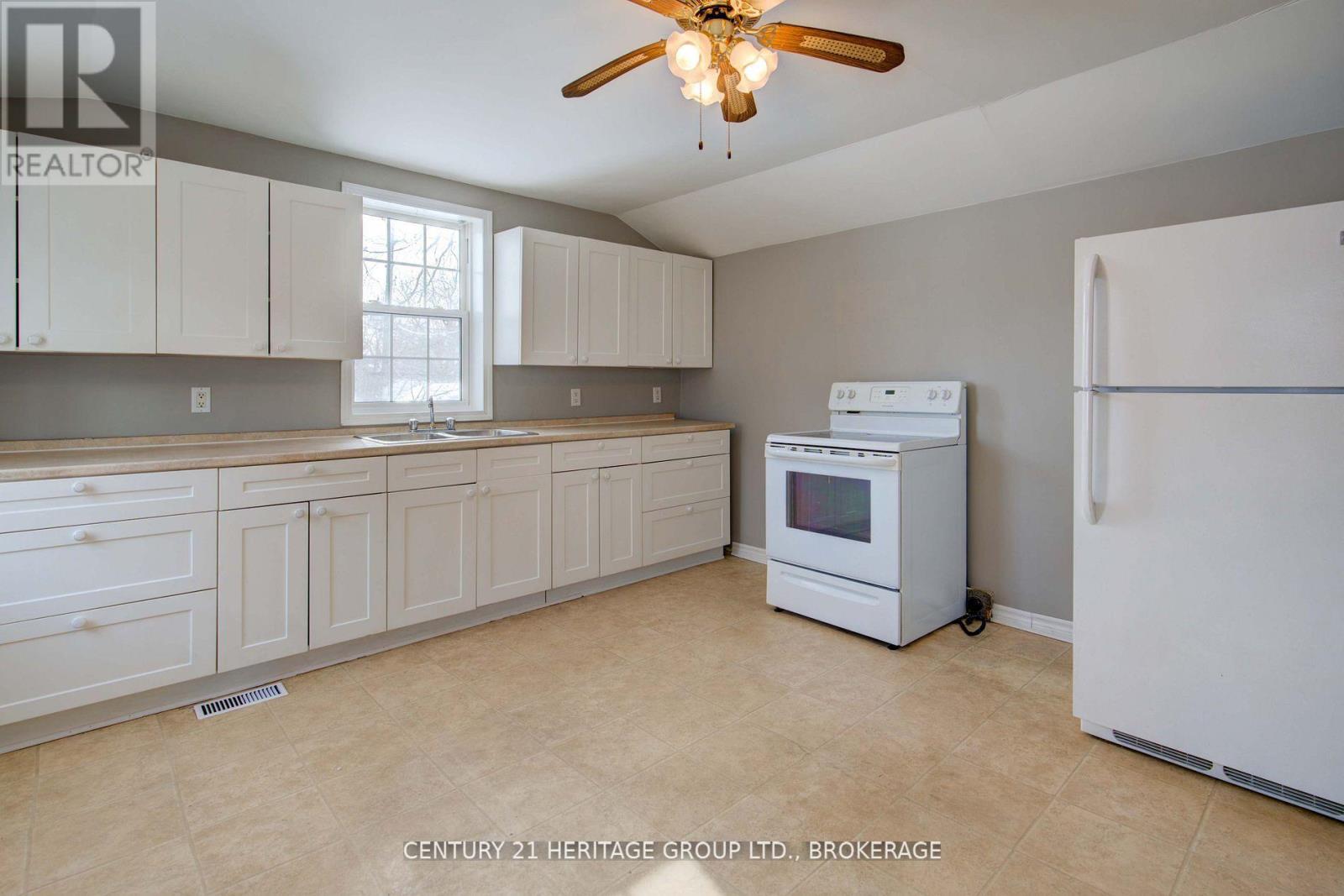 243 King Street E, Gananoque, Ontario  K7G 1G4 - Photo 2 - X12099815