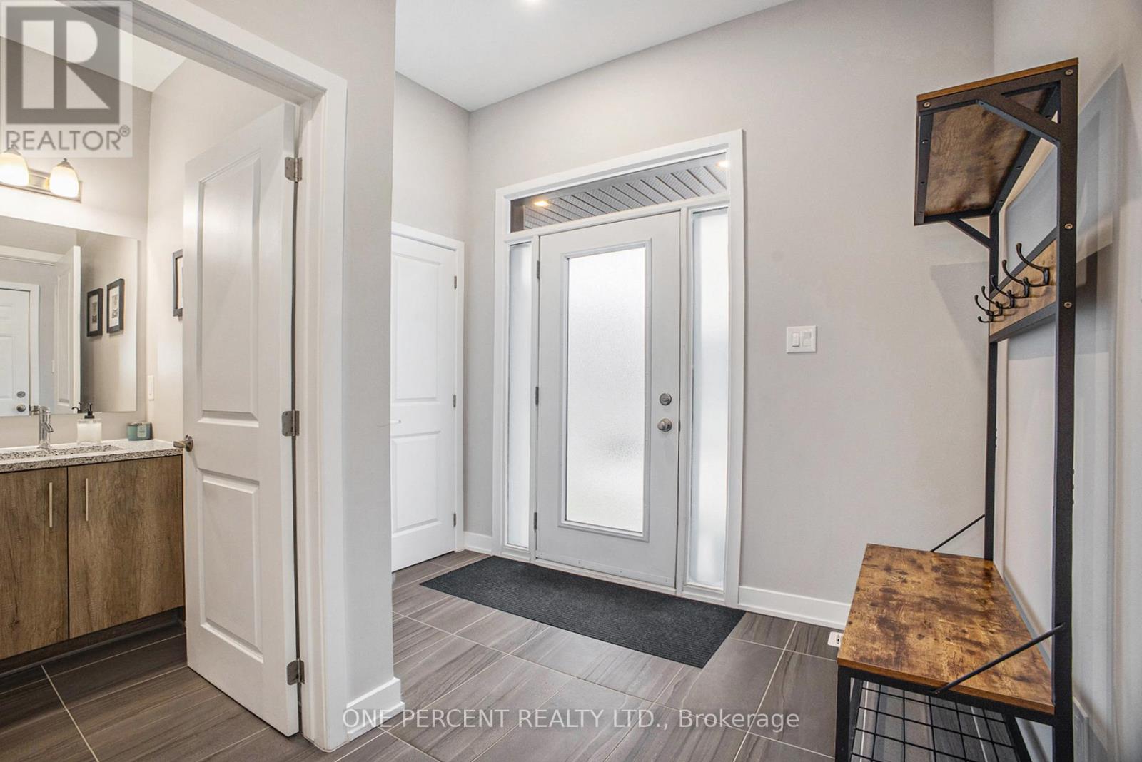241 Fountainhead Drive, Ottawa, Ontario  K1W 0H3 - Photo 3 - X12099830