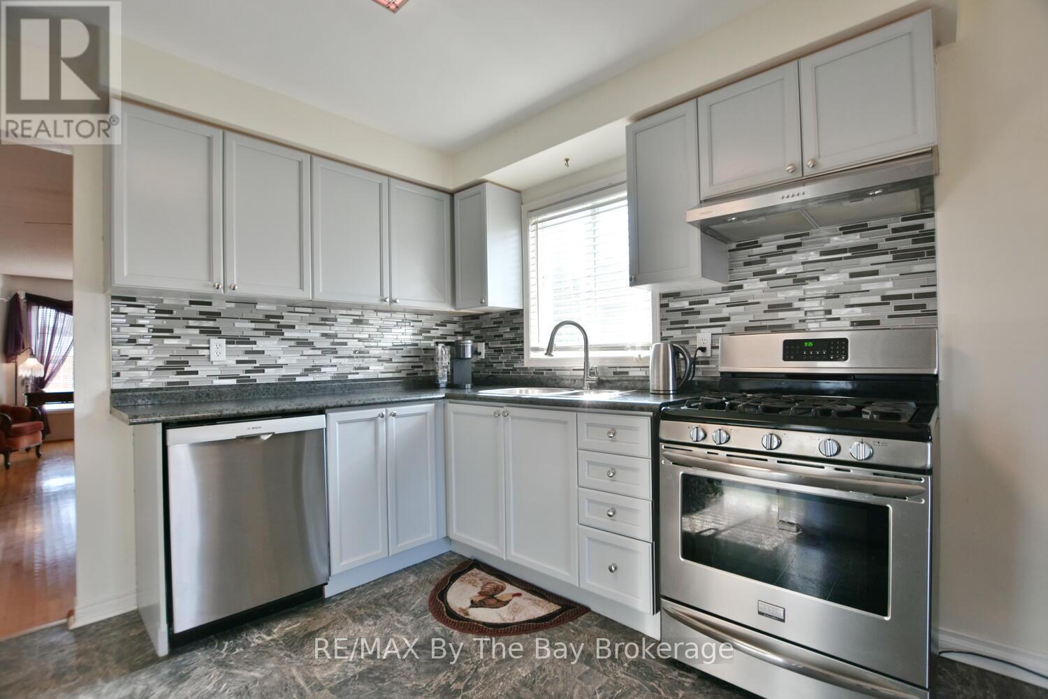 41 Evergreen Crescent, Wasaga Beach, Ontario  L9Z 1B6 - Photo 9 - S12099826