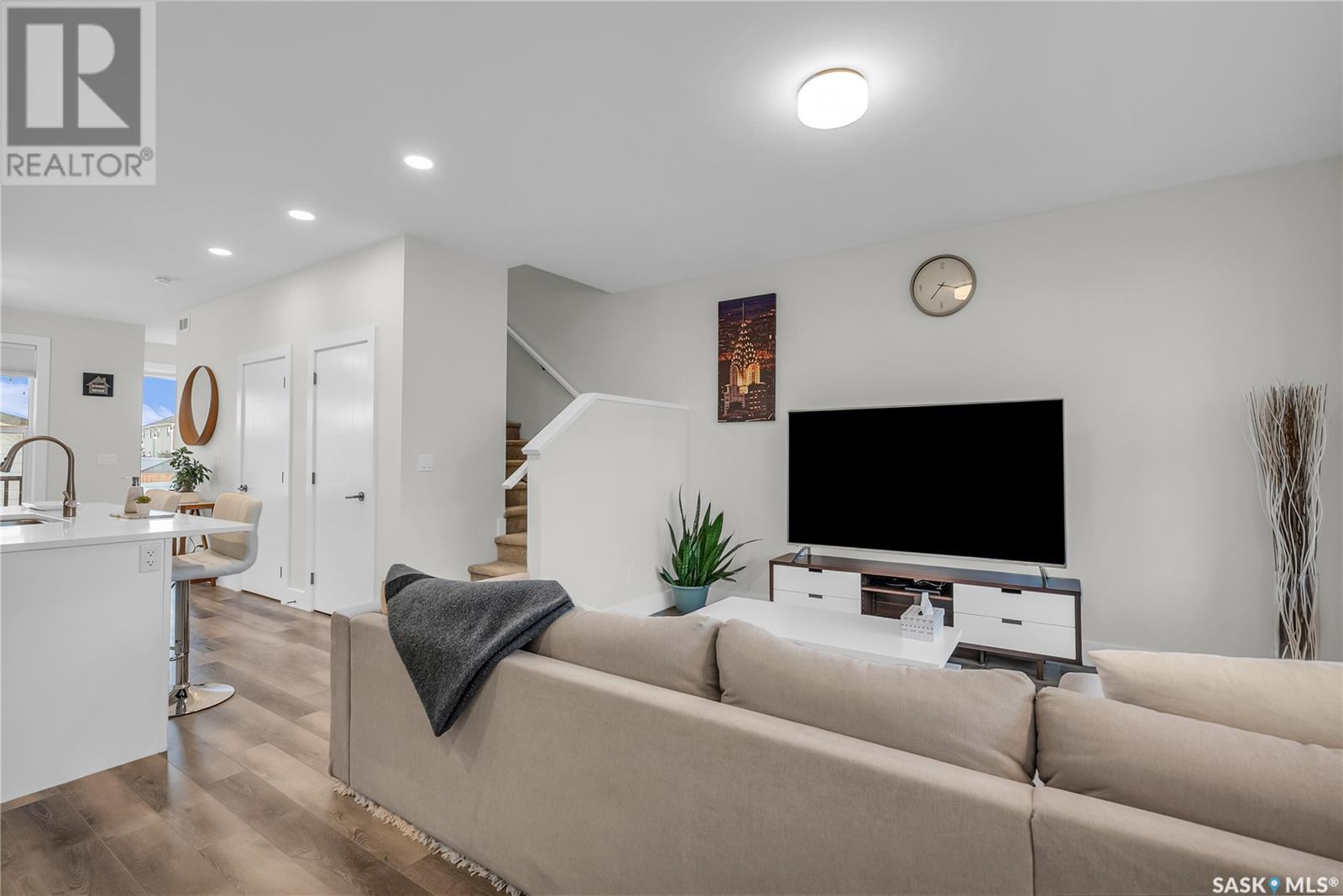 Property at 184 Rosewood BOULEVARD E image 3