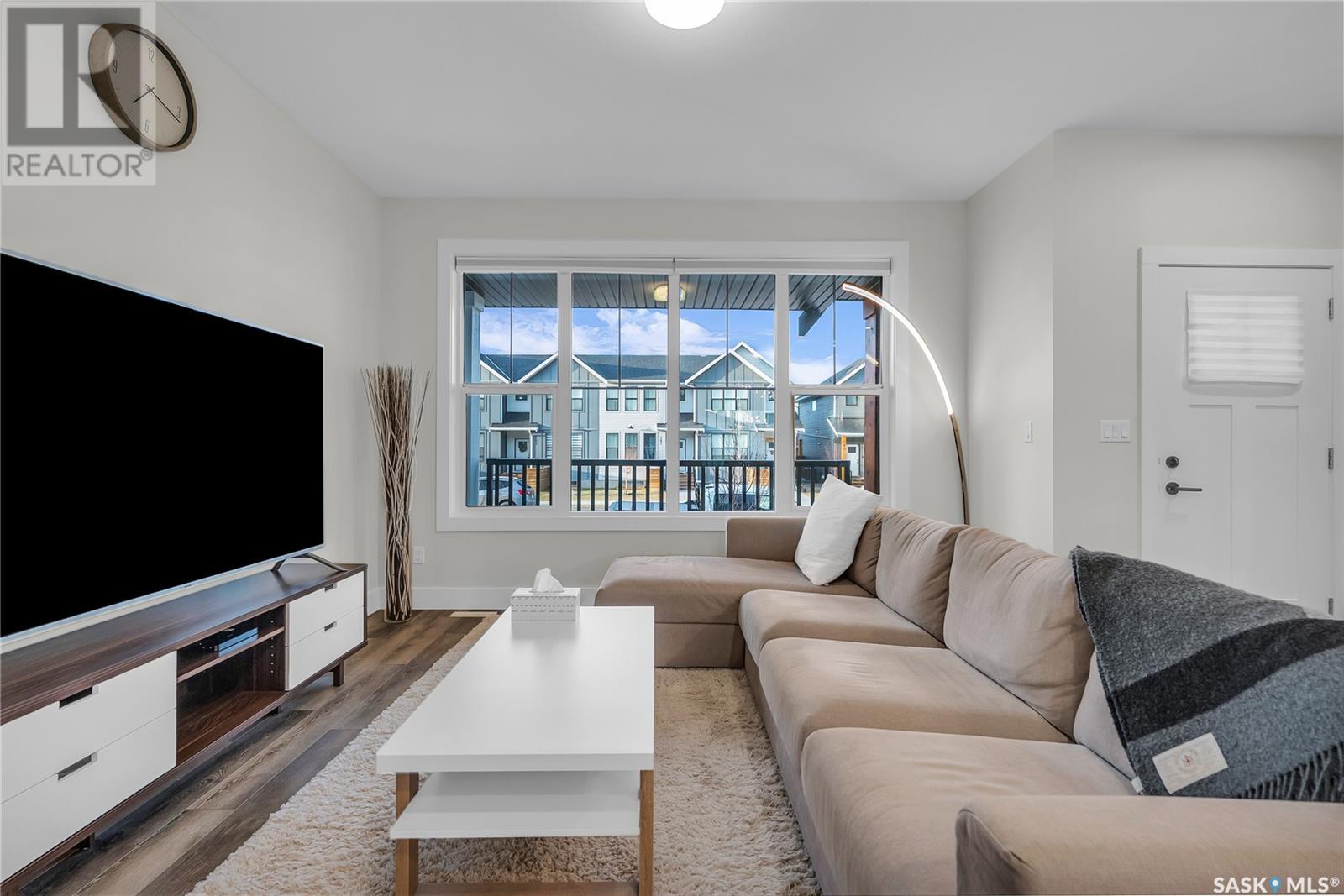 Property at 184 Rosewood BOULEVARD E image 5