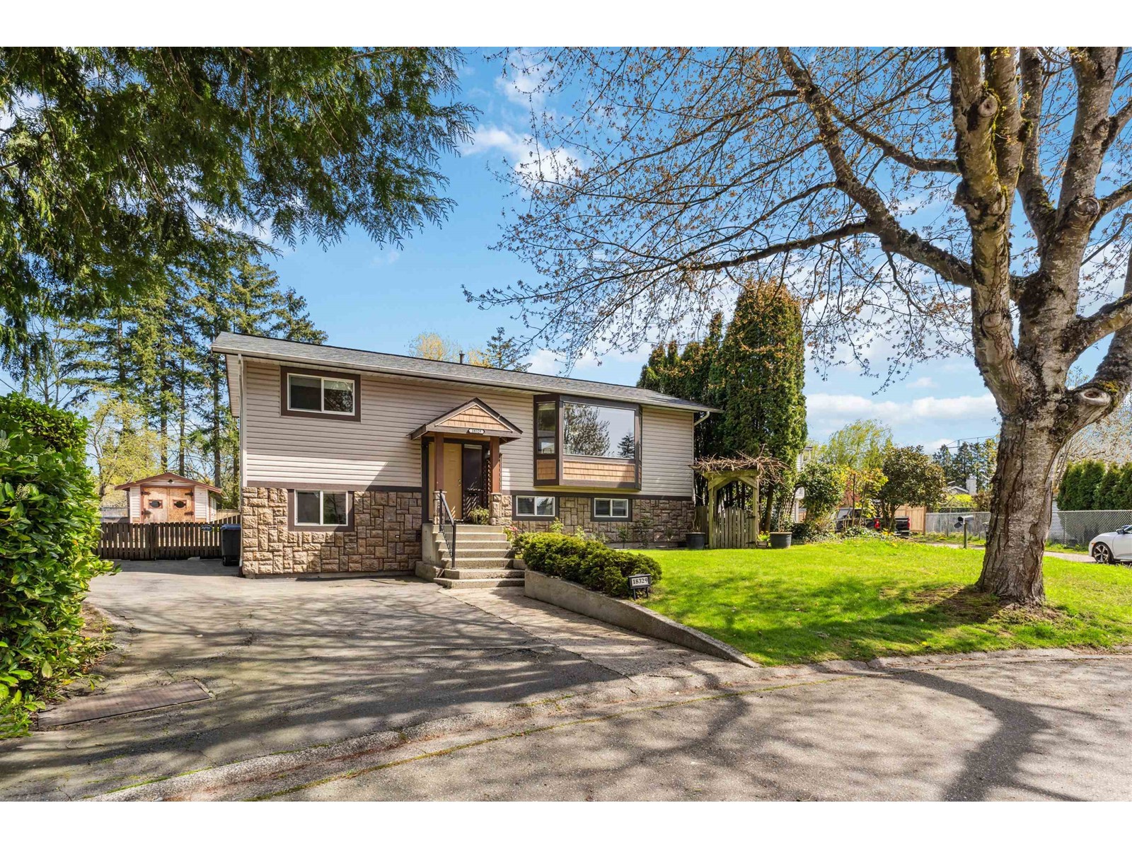 18329 Hunter Place, Surrey, British Columbia  V3S 5C6 - Photo 3 - R2992690