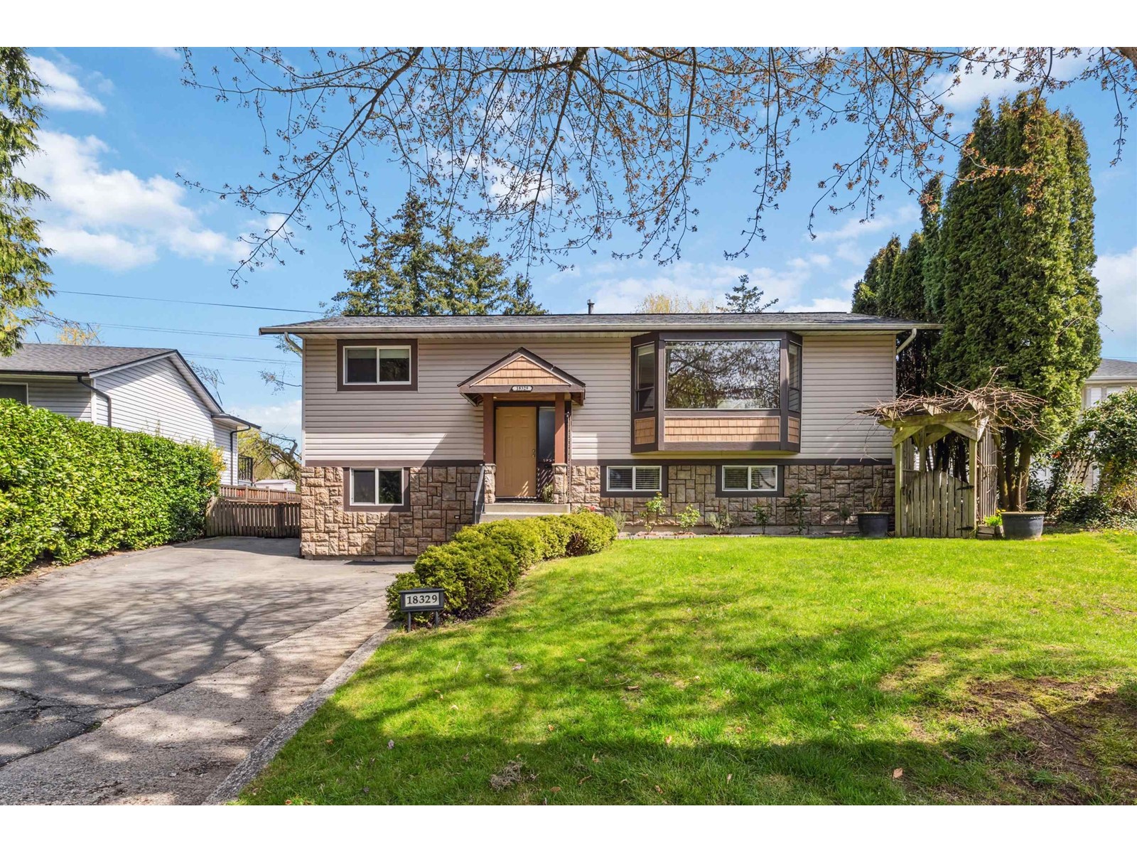 18329 Hunter Place, Surrey, British Columbia  V3S 5C6 - Photo 2 - R2992690