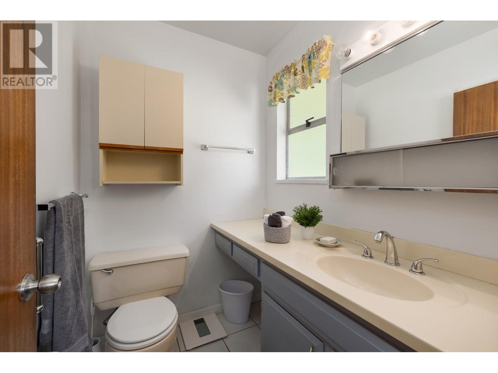 587 Beachview Drive, North Vancouver, British Columbia  V7G 1P8 - Photo 24 - R2993678