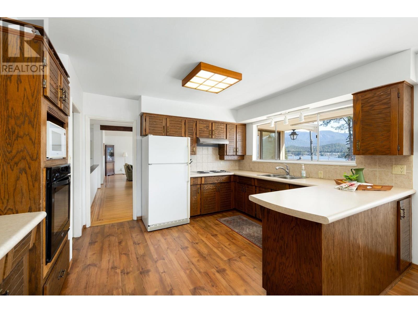 587 Beachview Drive, North Vancouver, British Columbia  V7G 1P8 - Photo 9 - R2993678