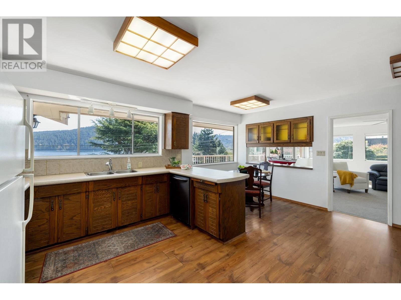 587 Beachview Drive, North Vancouver, British Columbia  V7G 1P8 - Photo 10 - R2993678