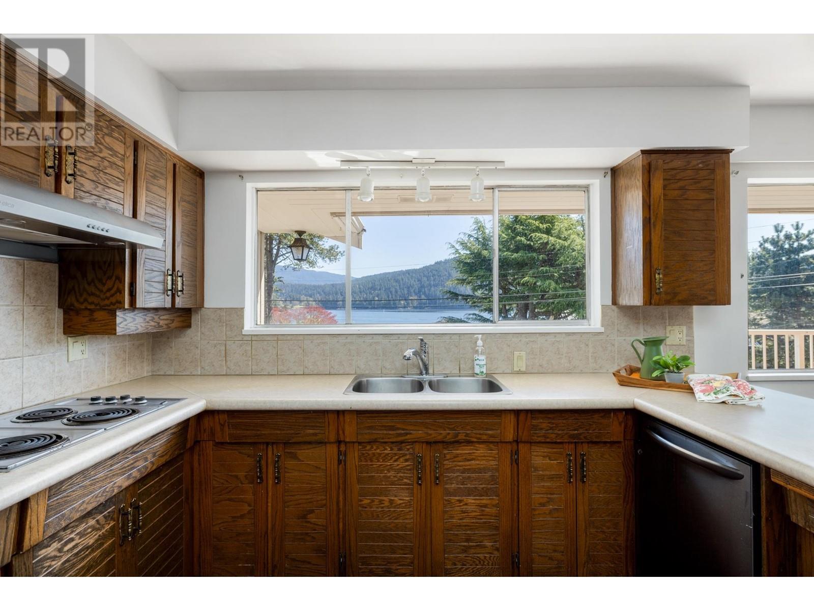587 Beachview Drive, North Vancouver, British Columbia  V7G 1P8 - Photo 11 - R2993678
