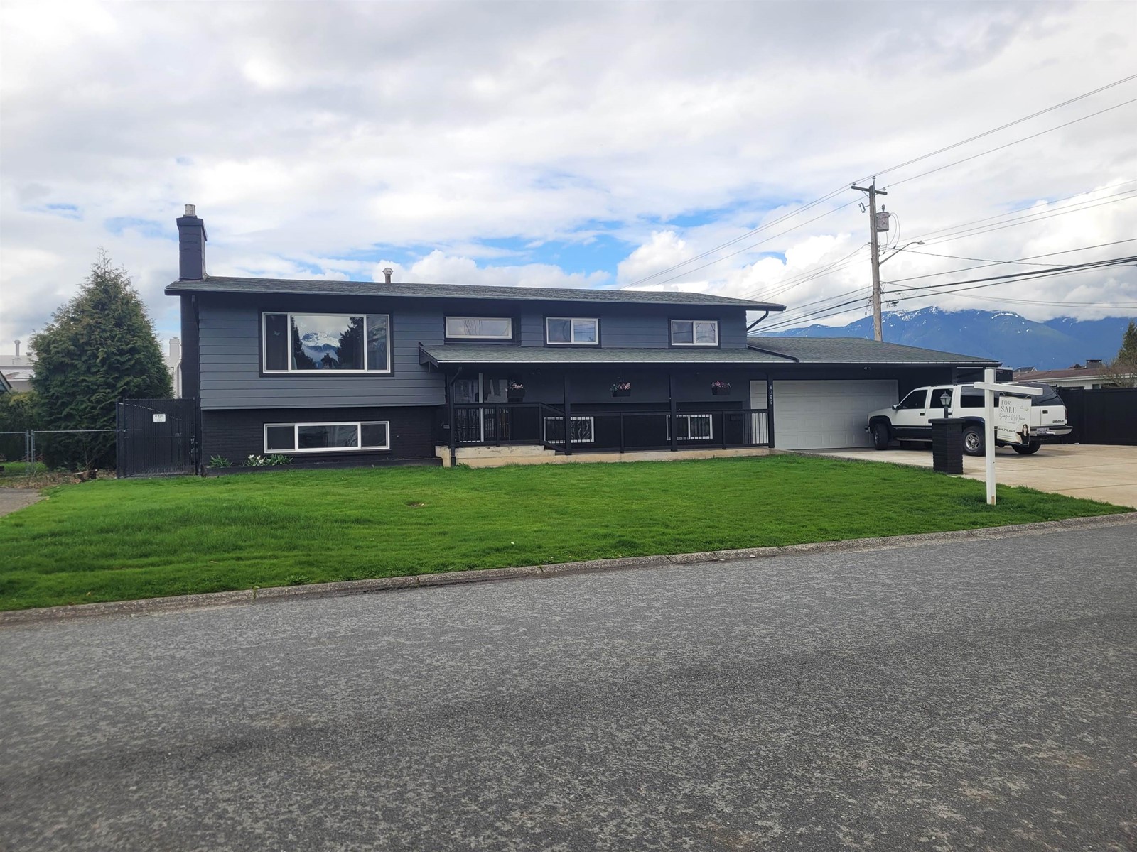 Property at 8789 BUTCHART STREET image 2