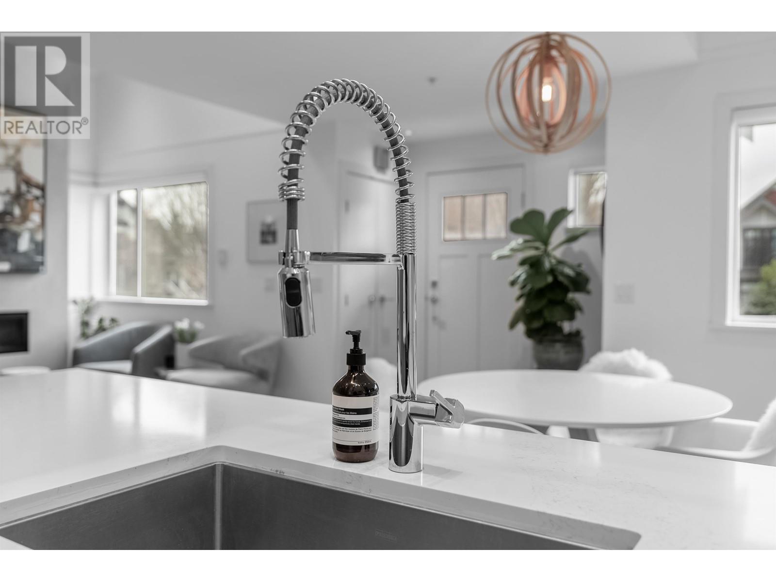 Listing Picture 8 of 35 : 367 E 16TH AVENUE, Vancouver / 溫哥華 - 魯藝地產 Yvonne Lu Group - MLS Medallion Club Member