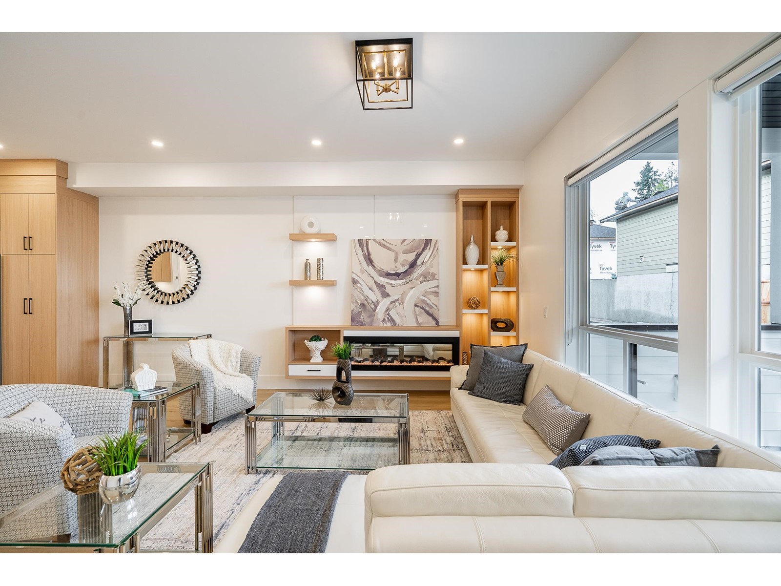 Property at 16677 16 AVENUE image 2