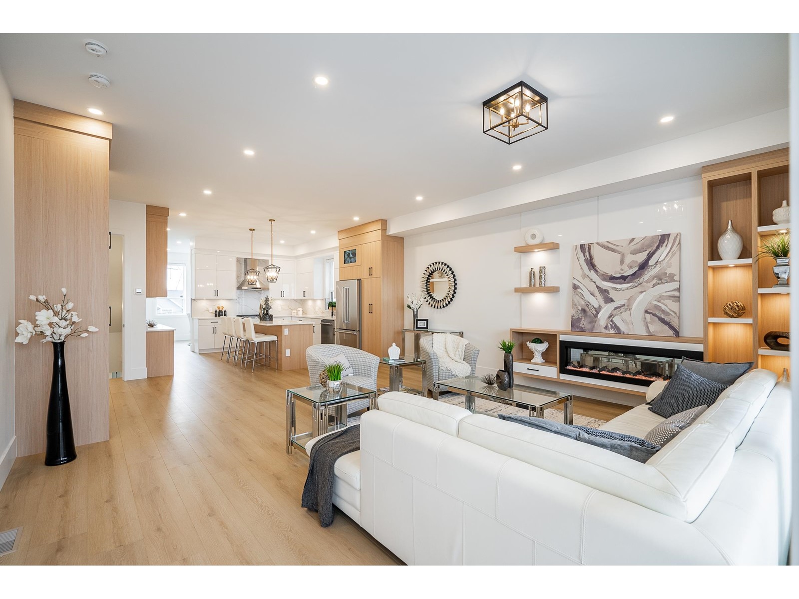 Property at 16677 16 AVENUE image 3