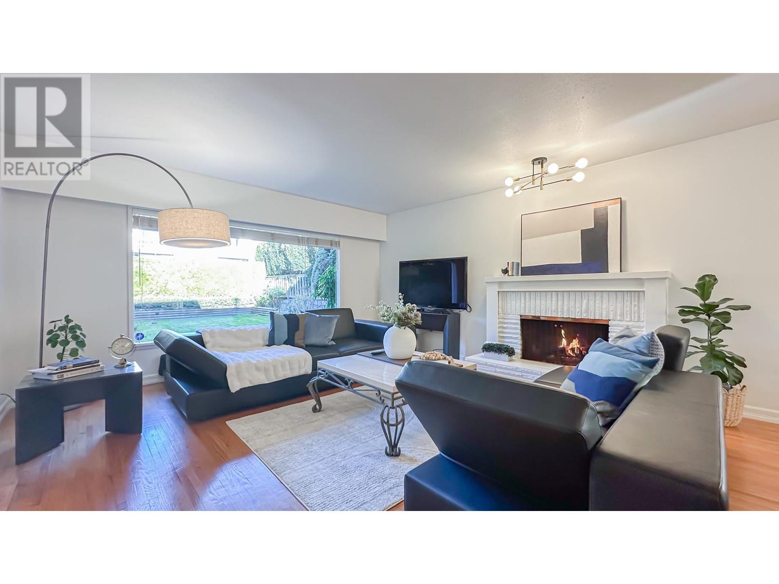 Property at 1092 KINGS AVENUE image 1