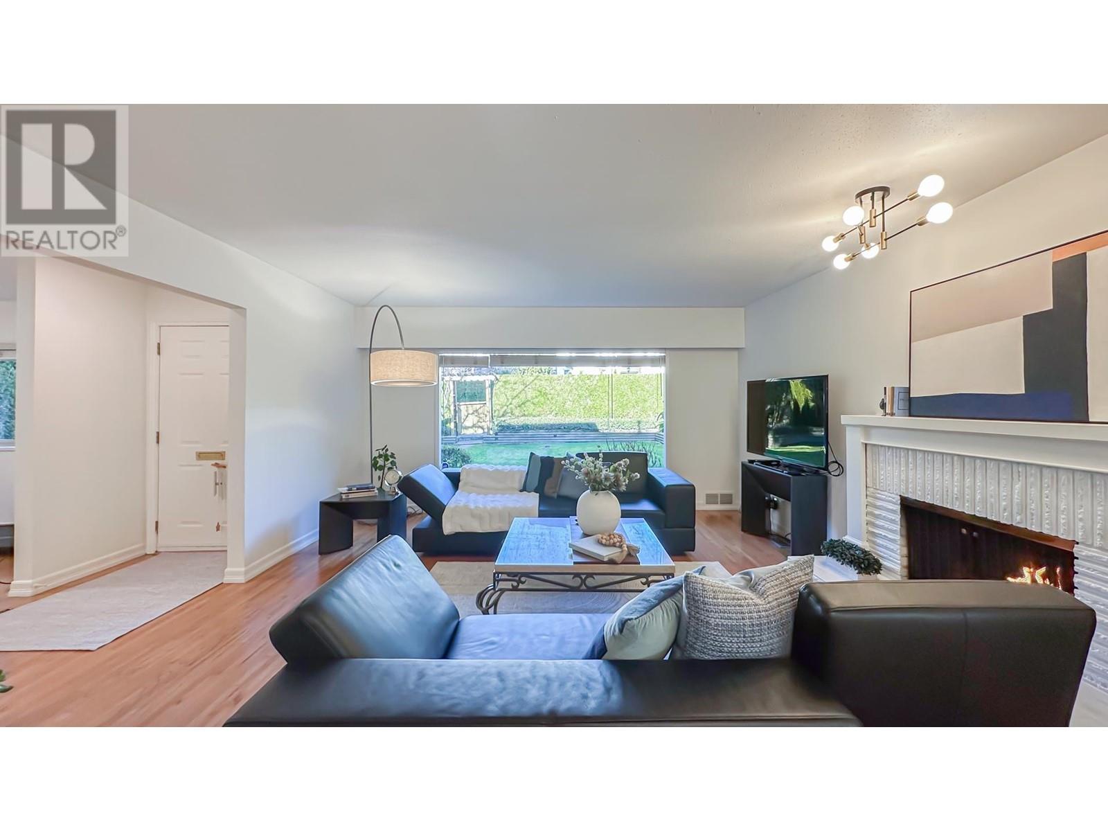 Property at 1092 KINGS AVENUE image 4