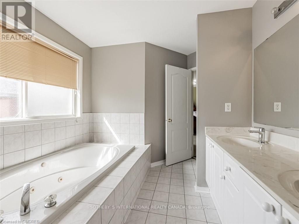 5930 Bassinger Place, Mississauga, Ontario  L5M 6K5 - Photo 23 - W12081172