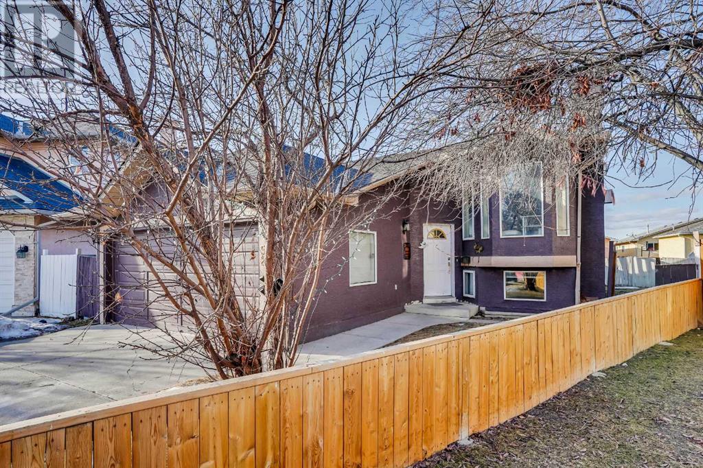 Property at 52 Martinglen Place NE image 2