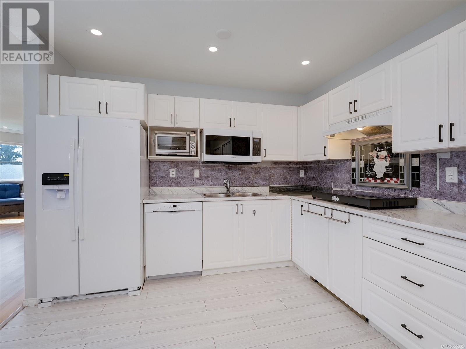 307 290 Island Hwy, View Royal, British Columbia  V9B 1G5 - Photo 4 - 995002