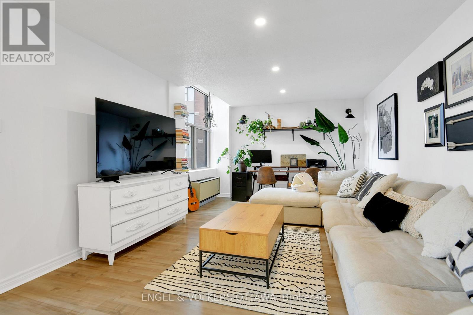 Property at 101 - 2759 CAROUSEL CRESCENT image 4