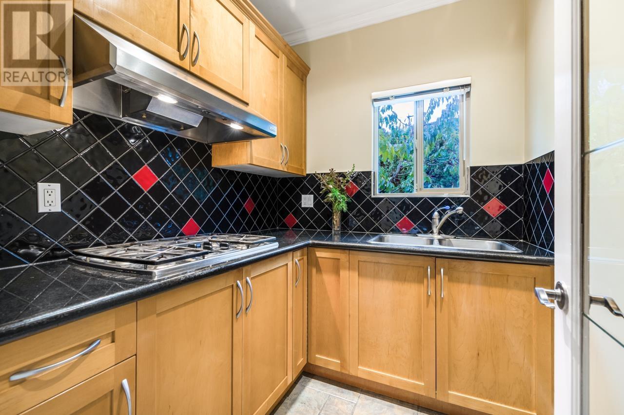 Listing Picture 9 of 21 : 10511 NO. 2 ROAD, Richmond / 烈治文 - 魯藝地產 Yvonne Lu Group - MLS Medallion Club Member