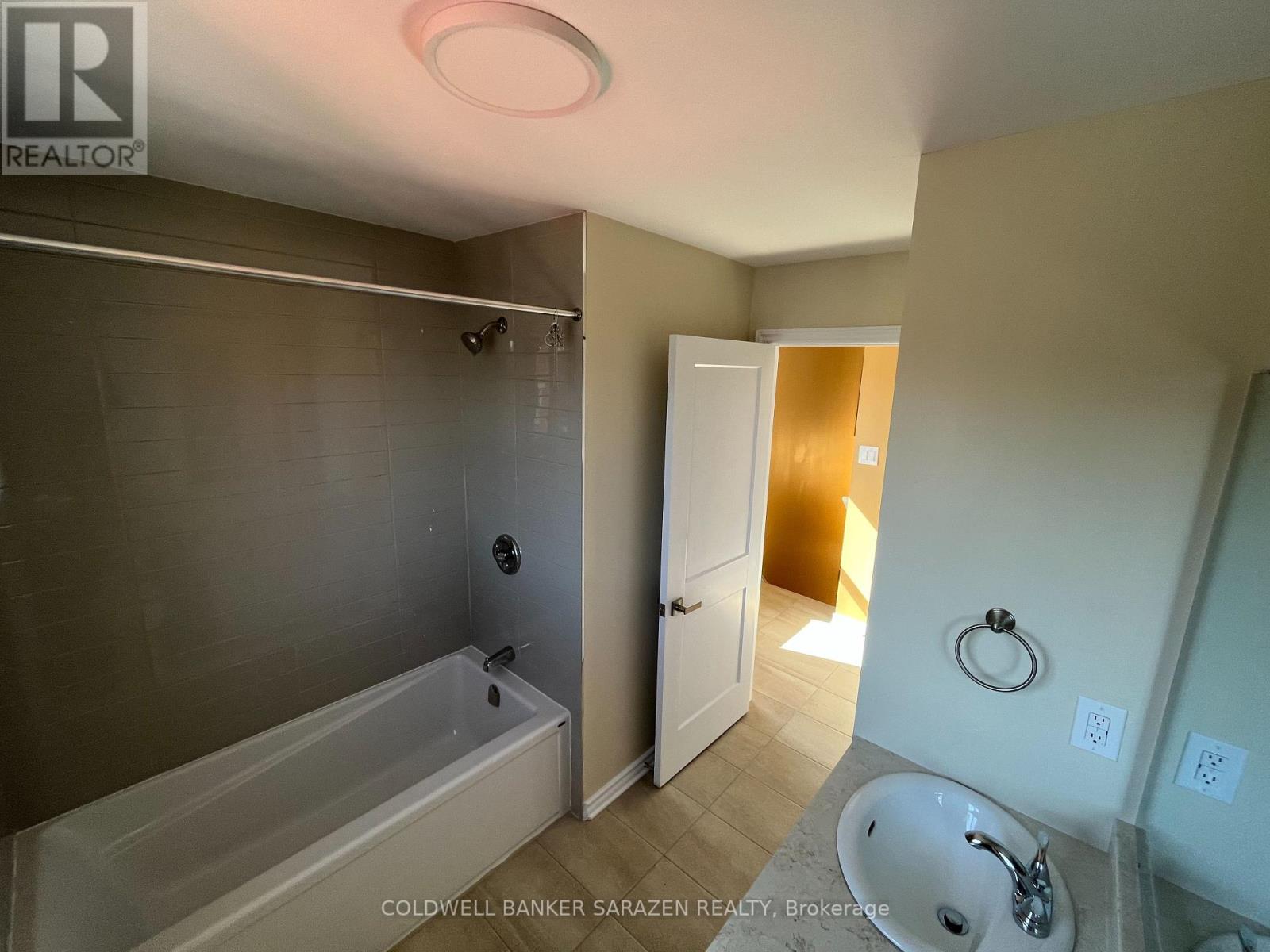2 - 136 Deschamps Avenue, Ottawa, Ontario  K1L 5Z6 - Photo 10 - X12100152