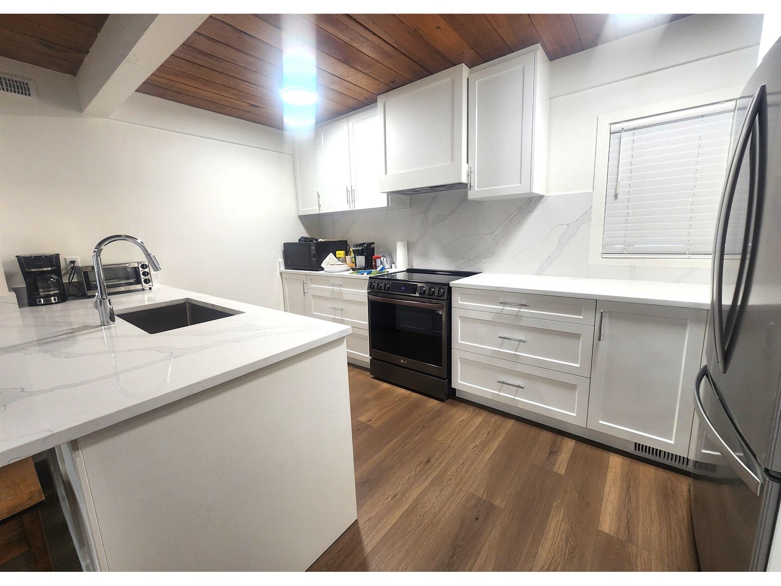 Property at 11631 98 AVENUE image 5