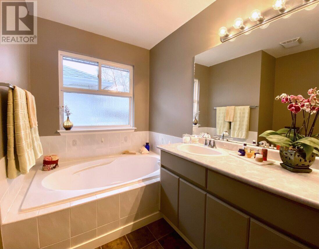 Listing Picture 17 of 33 : 22080 CHALDECOTT DRIVE, Richmond / 烈治文 - 魯藝地產 Yvonne Lu Group - MLS Medallion Club Member