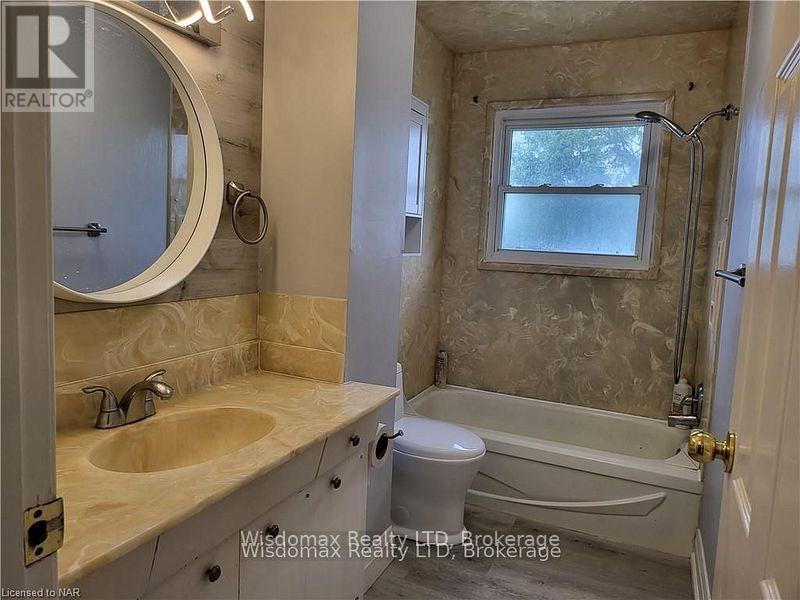 22 Willowdale Avenue, St. Catharines, Ontario  L2R 4K6 - Photo 12 - X12100265