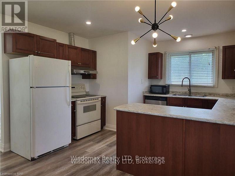 22 Willowdale Avenue, St. Catharines, Ontario  L2R 4K6 - Photo 7 - X12100265