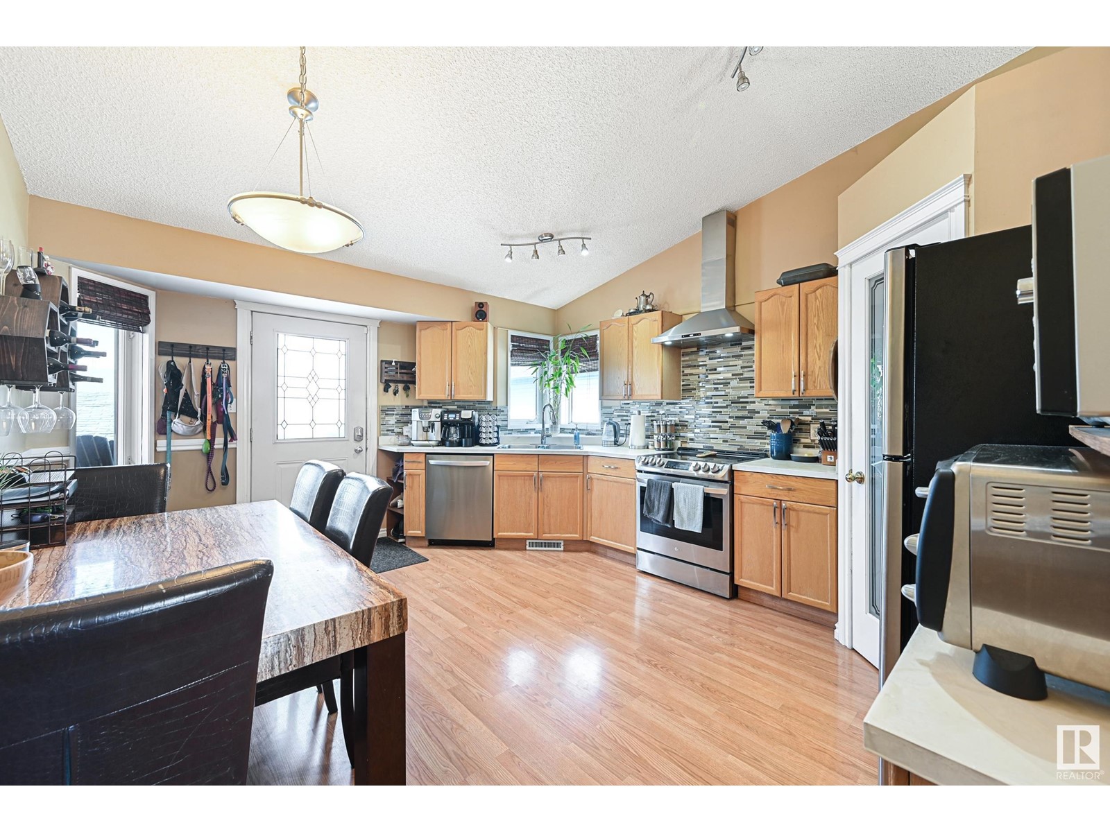 Property at 11 ASPENGLEN PL image 2