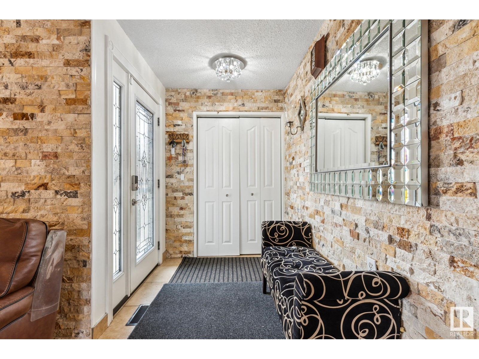 Property at 285 WARWICK RD NW image 3