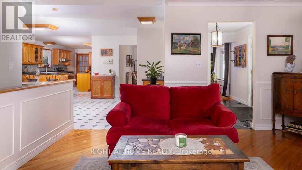 550 Queen Street E, Gananoque, Ontario  K7G 2B1 - Photo 10 - X12100328