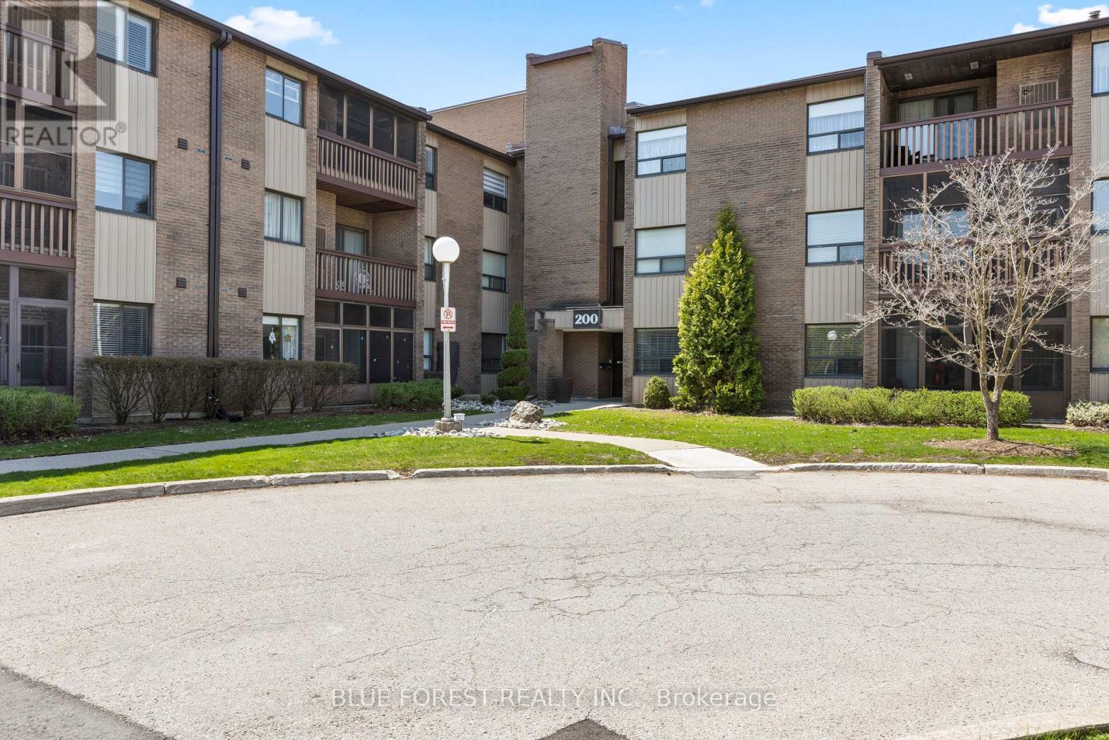 303 - 200 Everglade Crescent