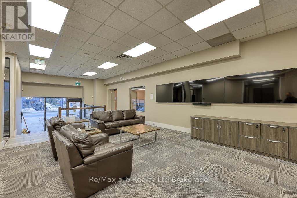 677 Dundas Street, Woodstock, Ontario  N4S 1E5 - Photo 10 - X12012090