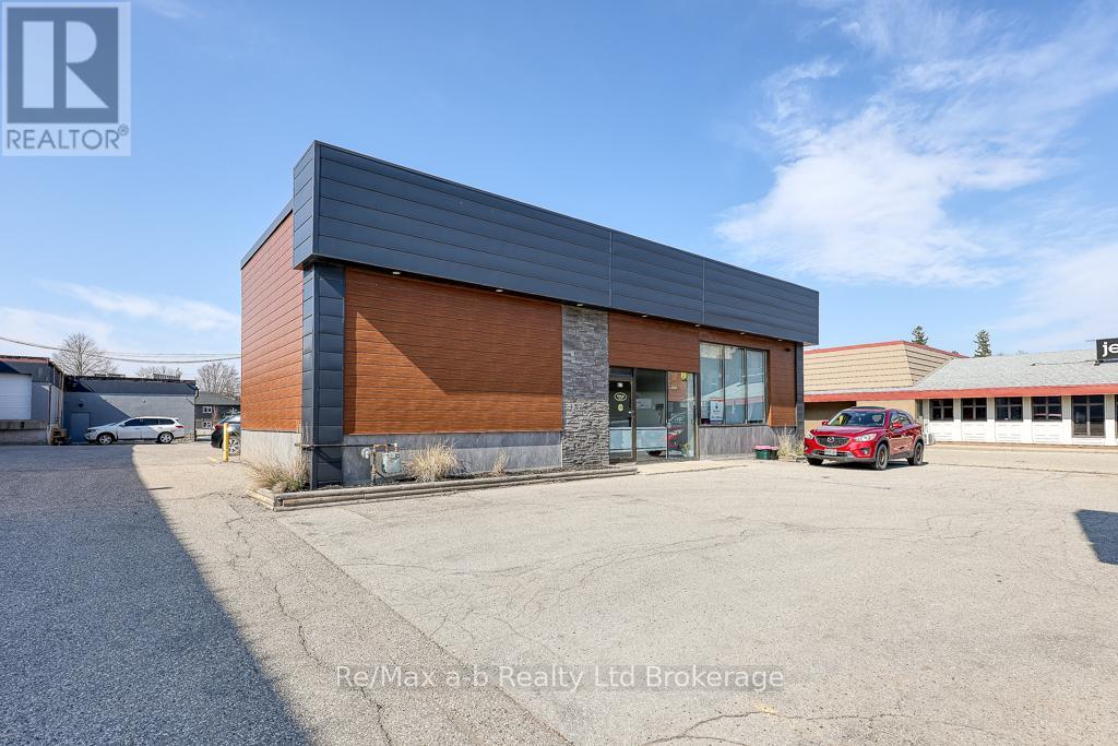 677 Dundas Street, Woodstock, Ontario  N4S 1E5 - Photo 2 - X12012090
