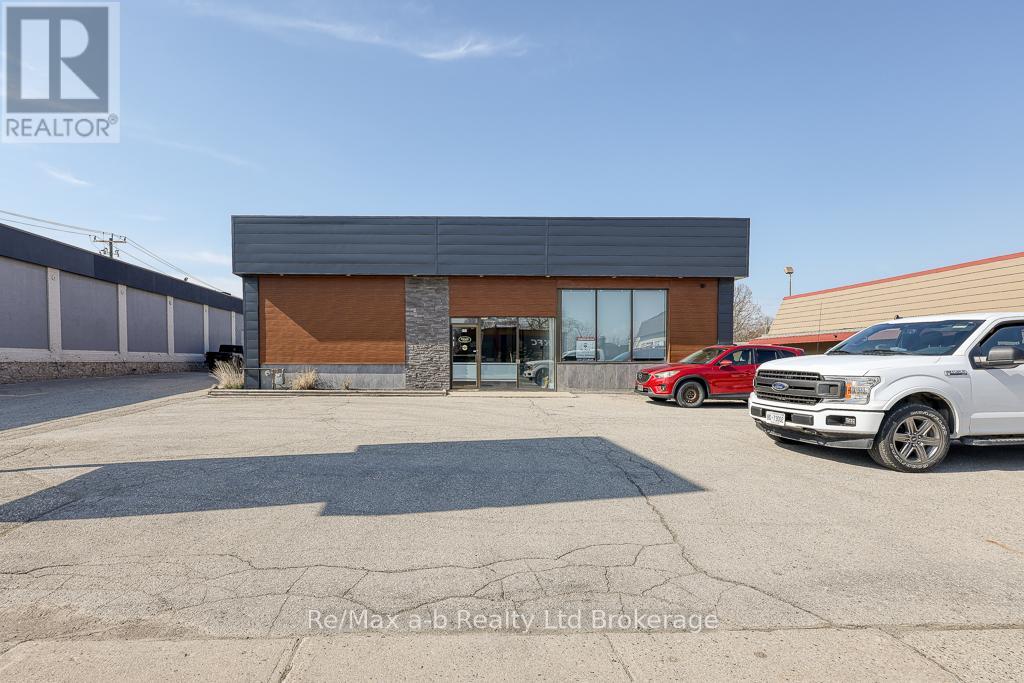 677 Dundas Street, Woodstock, Ontario  N4S 1E5 - Photo 7 - X12012090