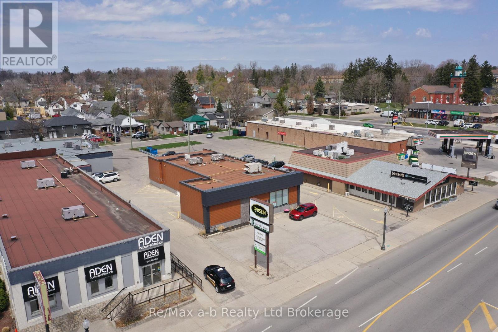 677 Dundas Street, Woodstock, Ontario  N4S 1E5 - Photo 3 - X12012090